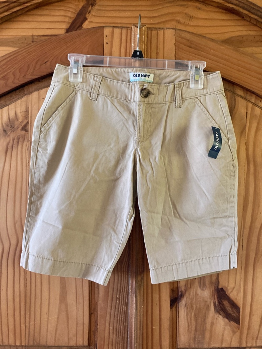 Women's Old Navy tan khaki flat front chino Bermuda shorts size 2 - NWT